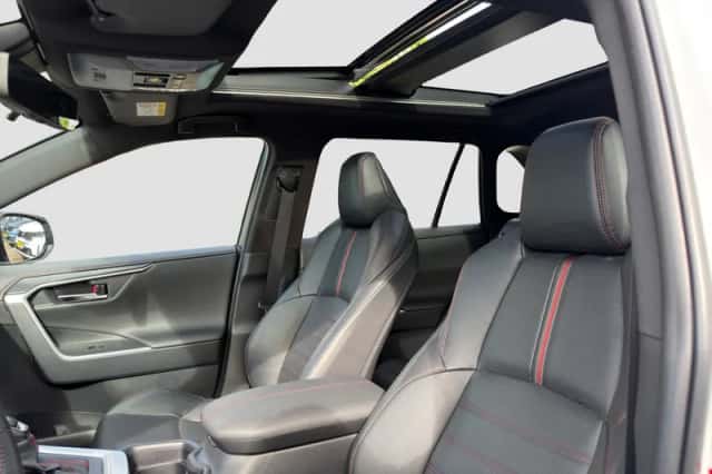 Toyota RAV4 (2021) thumbnail 3