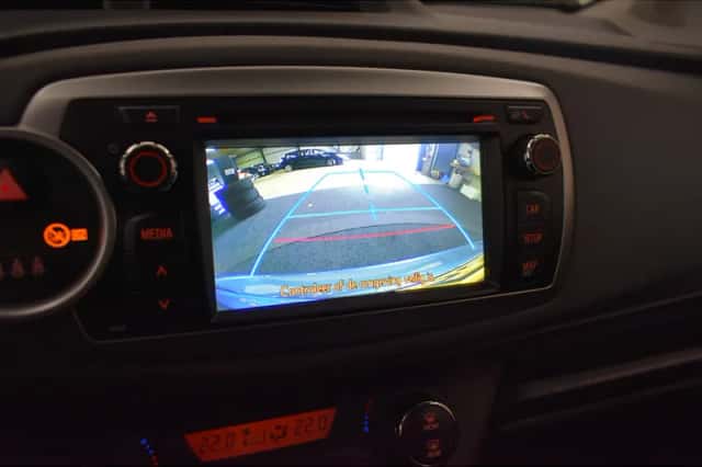 Toyota Yaris (2011) thumbnail 2