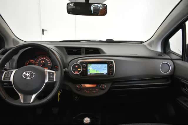 Toyota Yaris (2011) thumbnail 5