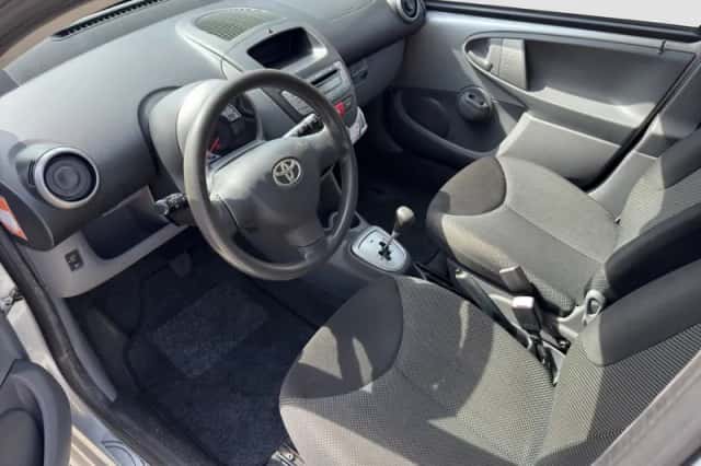 Toyota Aygo (2010) thumbnail 2