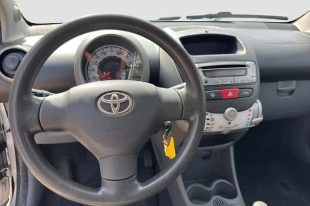 Toyota Aygo (2010) thumbnail 3