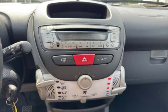Toyota Aygo (2010) thumbnail 4