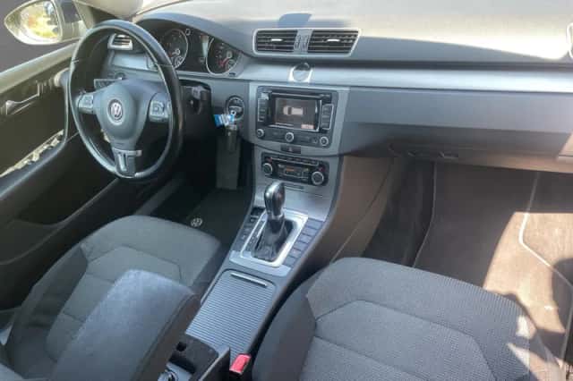 Volkswagen Passat (2011) thumbnail 2