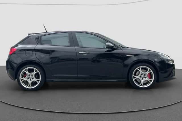 Alfa Romeo Giulietta (2017) thumbnail 3