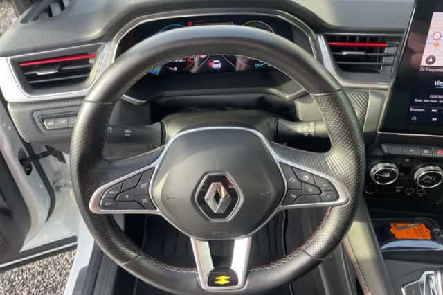 Renault Captur (2022) thumbnail 3
