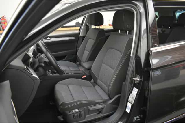 Volkswagen Passat (2023) thumbnail 4
