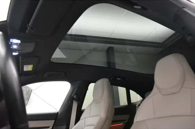 Porsche Taycan (2022) thumbnail 2