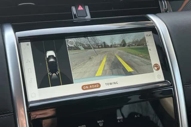 Land Rover Discovery Sport (2022) thumbnail 3