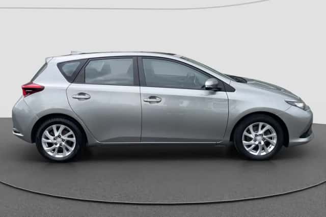 Toyota Auris (2015) thumbnail 2