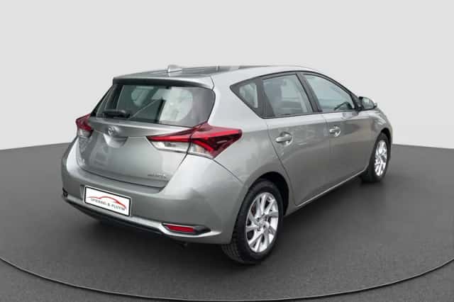 Toyota Auris (2015) thumbnail 5