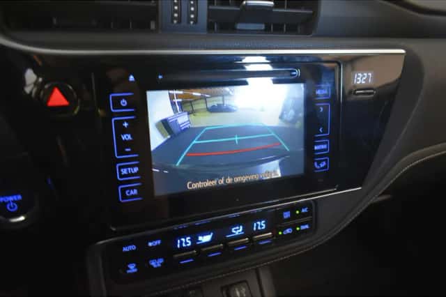 Toyota Auris (2015) thumbnail 2