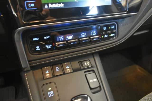 Toyota Auris (2015) thumbnail 4
