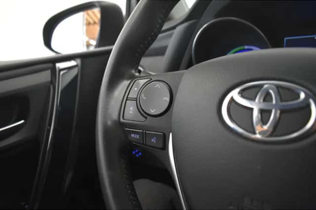 Toyota Auris (2015) thumbnail 6