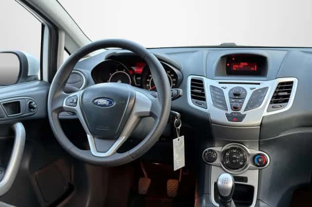 Ford Fiesta (2012) thumbnail 3