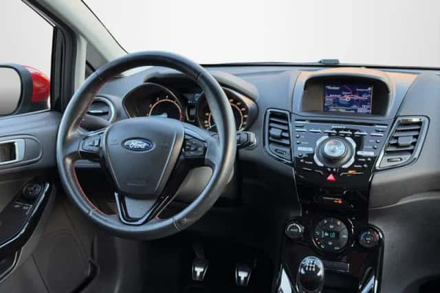 Ford Fiesta (2015) thumbnail 2