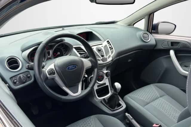 Ford Fiesta (2011) thumbnail 3