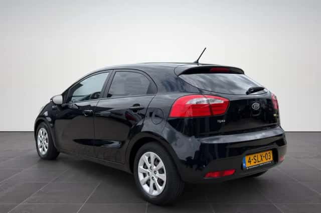 Kia Rio (2013) thumbnail 2