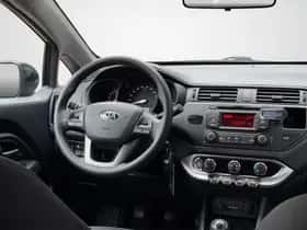 Kia Rio (2013) thumbnail 3