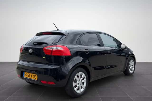 Kia Rio (2013) thumbnail 5