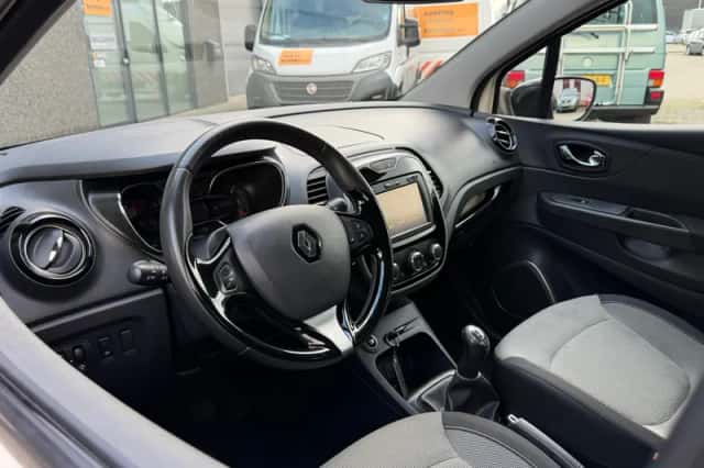 Renault Captur (2016) thumbnail 2