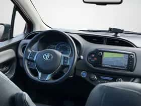 Toyota Yaris (2015) thumbnail 4