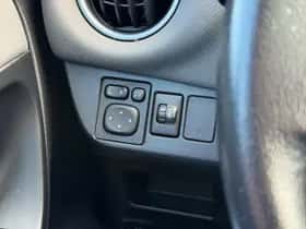 Toyota Yaris (2015) thumbnail 9