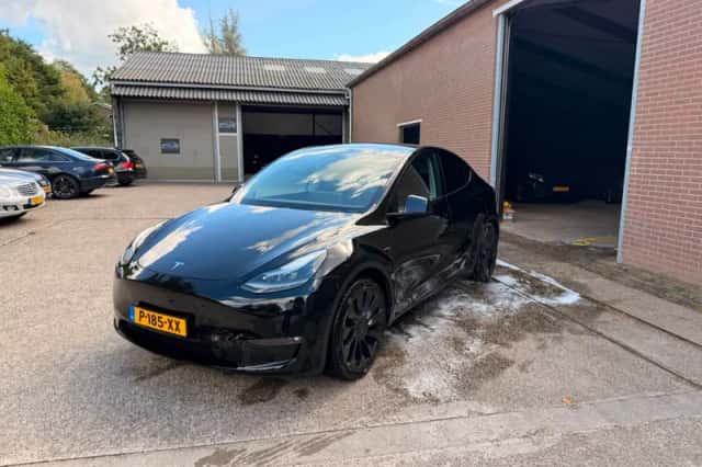 Tesla Model Y (2022) thumbnail 2