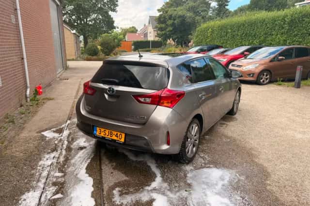 Toyota Auris (2013) thumbnail 2