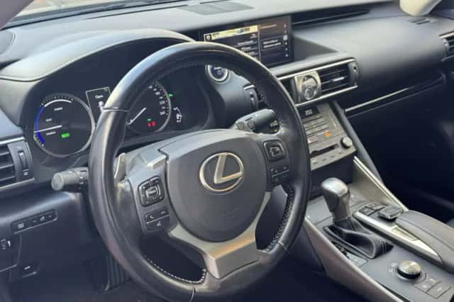 Lexus IS (2020) thumbnail 2