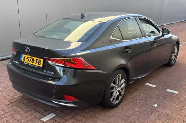 Lexus IS (2020) thumbnail 3