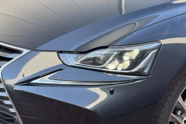 Lexus IS (2020) thumbnail 4