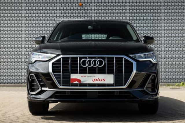 Audi Q3 (2022) thumbnail 2