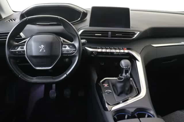 Peugeot 3008 (2018) thumbnail 5
