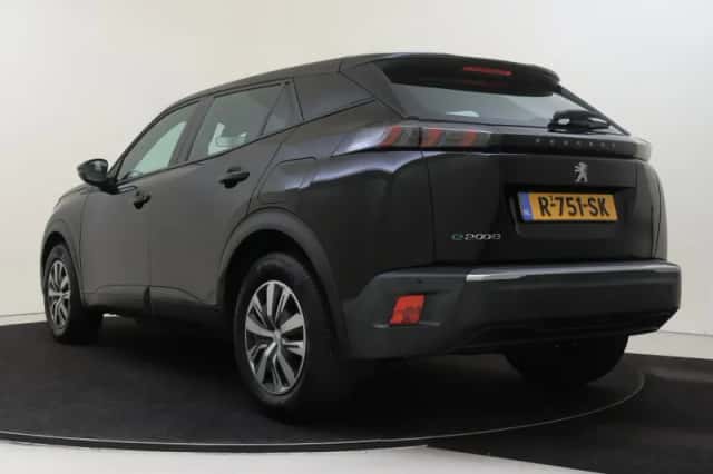 Peugeot e-2008 (2022) thumbnail 4