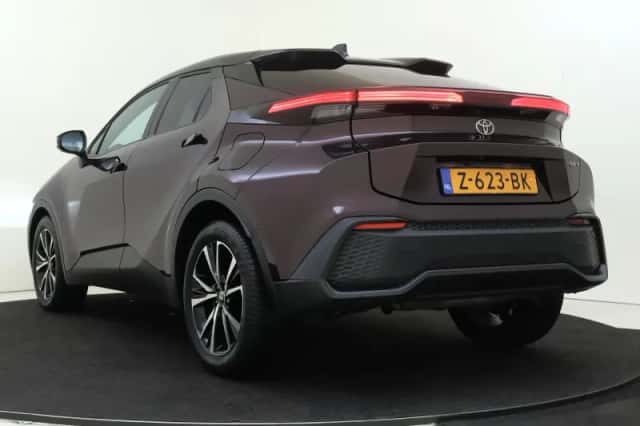 Toyota C-HR (2024) thumbnail 4