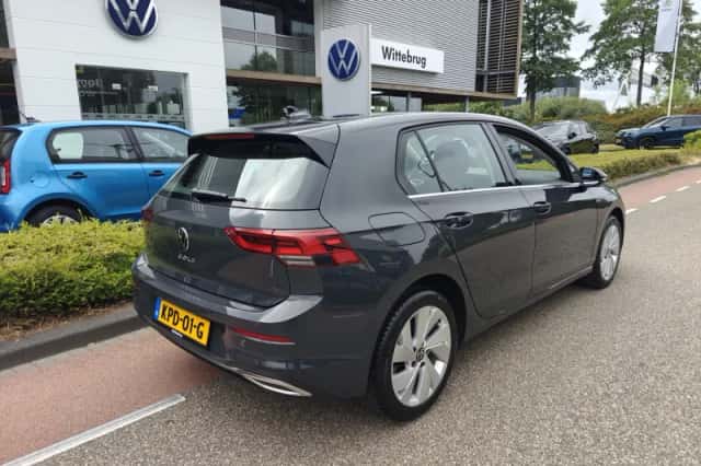 Volkswagen Golf (2024) thumbnail 4