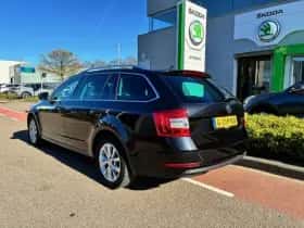 Škoda Octavia (2019) thumbnail 3