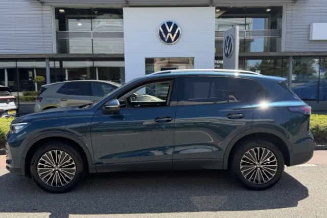 Volkswagen Tiguan (2024) thumbnail 2