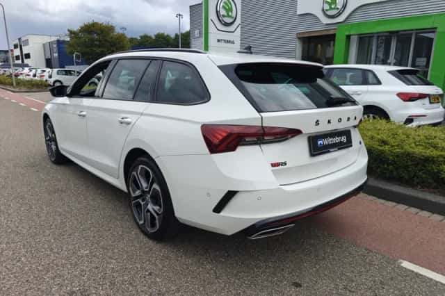 Škoda Octavia (2023) thumbnail 3