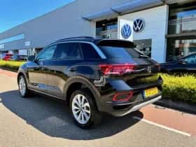 Volkswagen T-Roc (2024) thumbnail 3