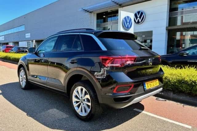 Volkswagen T-Roc (2024) thumbnail 3
