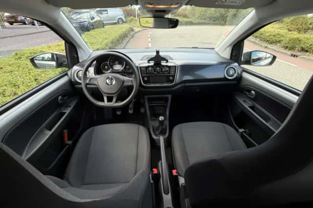 Volkswagen Up! (2023) thumbnail 4