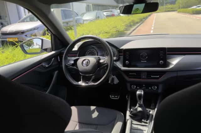 Škoda Kamiq (2023) thumbnail 3