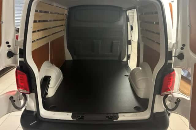 Volkswagen Transporter (2024) thumbnail 2