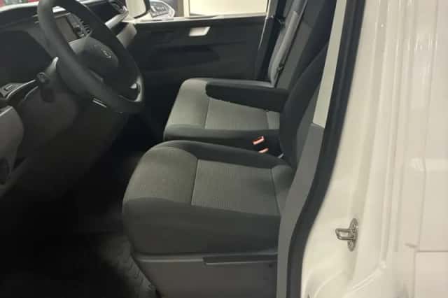 Volkswagen Transporter (2024) thumbnail 6