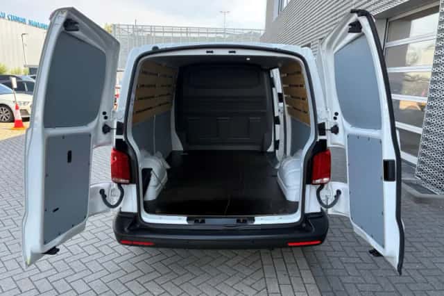 Volkswagen Transporter (2023) thumbnail 6