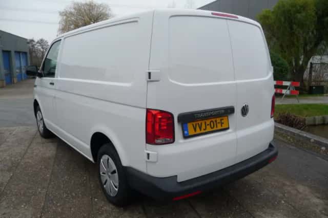 Volkswagen Transporter (2023) thumbnail 2