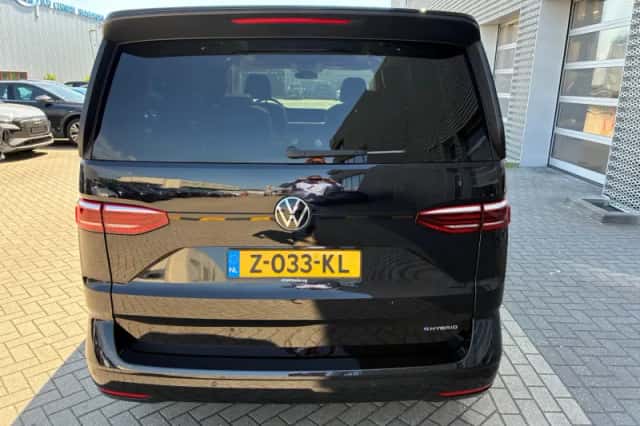 Volkswagen Multivan (2024) thumbnail 3