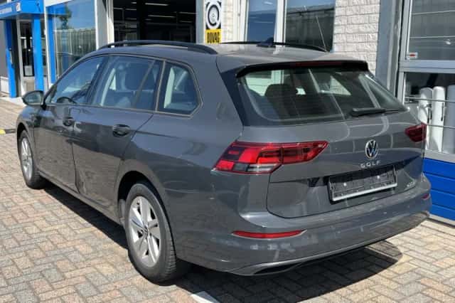 Volkswagen Golf (2022) thumbnail 2