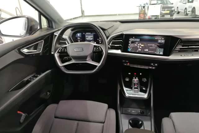 Audi Q4 e-tron (2021) thumbnail 5